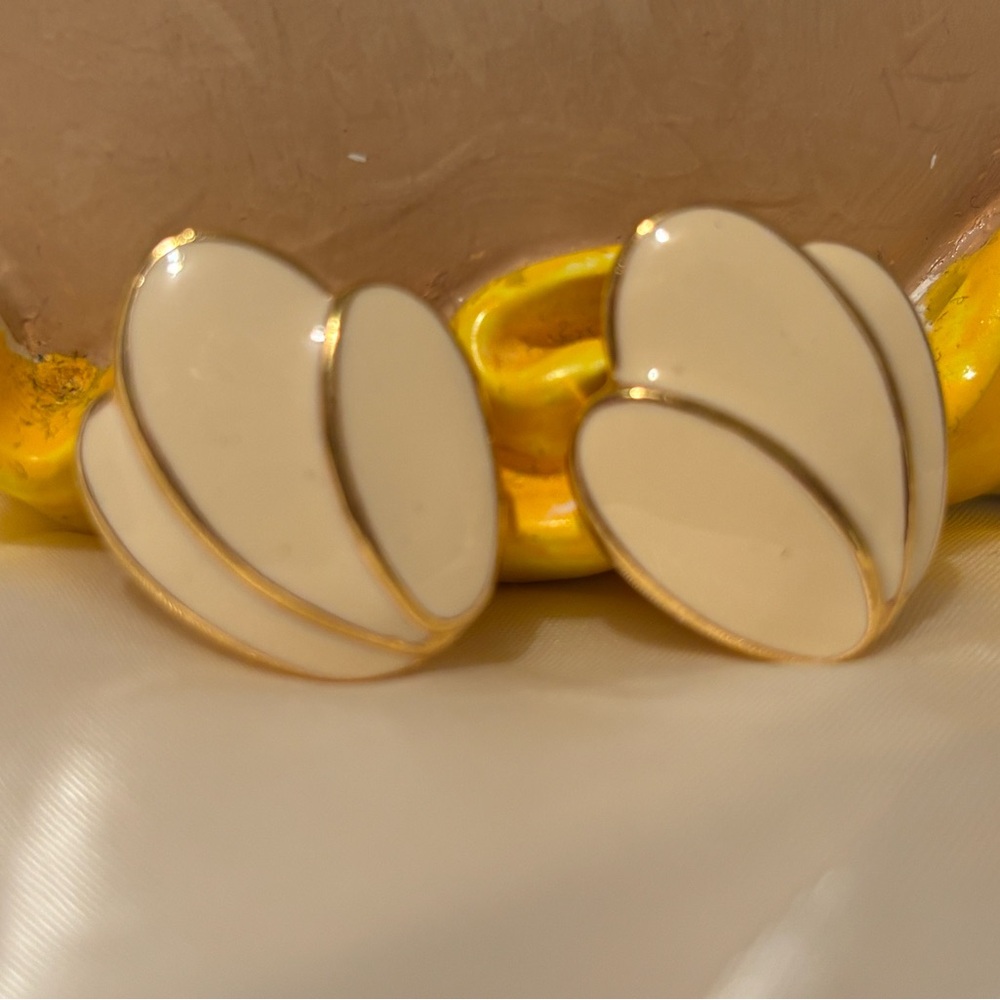 Vintage Napier stamped Cream/Gold accents screw back earrings.
